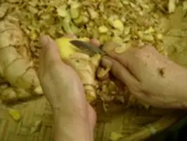 圖 2.2 將薑皮清理乾清。