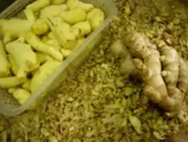 圖 2.3 婦女坐月時薑皮可用留起煲水抹身。