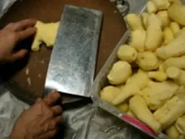 圖 2.4 把薑件拍扁備用。