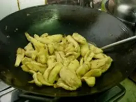 圖 2.6 如家裹環境不許可，可以將薑件落鑊慢火，小油，小鹽，烘乾。